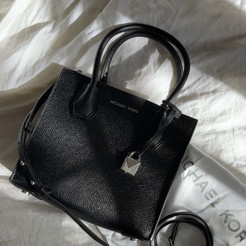 MICHAEL MICHAEL KORS MEDIUM MERCER PEBBLED LEATHER CROSSBODY BAG - BLACK